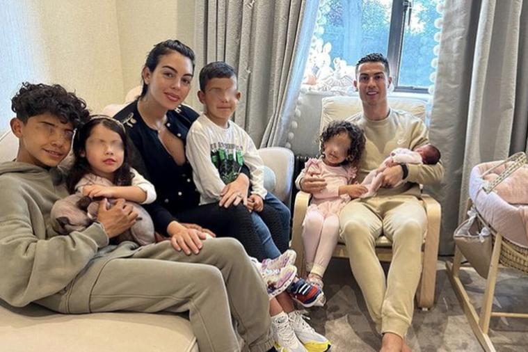 Ronaldo, il ritorno a casa dopo il dramma e la foto con la neonata: “Grati per la nuova vita che abbiamo accolto”