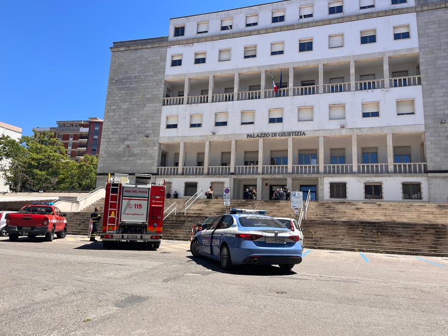 Nuoro, allarme incendio in tribunale: evacuato il secondo piano per un cortocircuito
