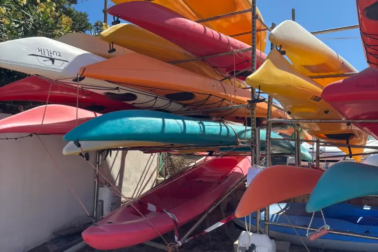 Le canoe sequestrate a Porto Torres (foto Pala)