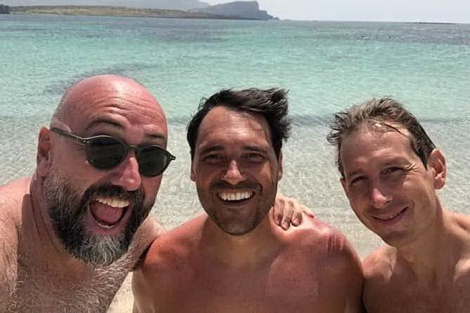 Francesco Demuro (al centro) con due amici all'Asinara (foto L'Unione Sarda - Tellini)