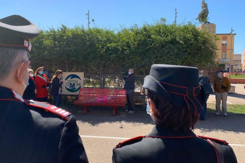 A Carbonia una panchina rossa dedicata alle donne vittime di violenza