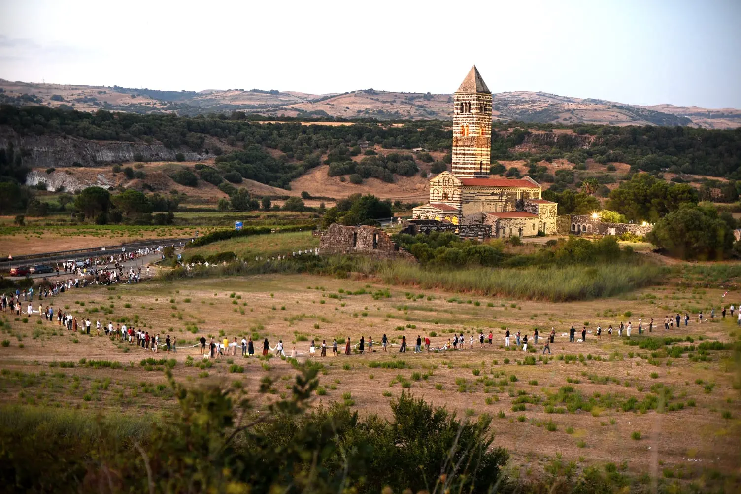 Manifestazione a Saccargia per difendere la basilica dal repowering di Nulvi-Ploaghe (foto L'Unione Sarda)