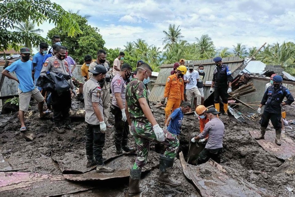 L'Indonesia travolta dalla furia di &quot;Seroja&quot;: oltre 160 morti, si cercano decine di dispersi