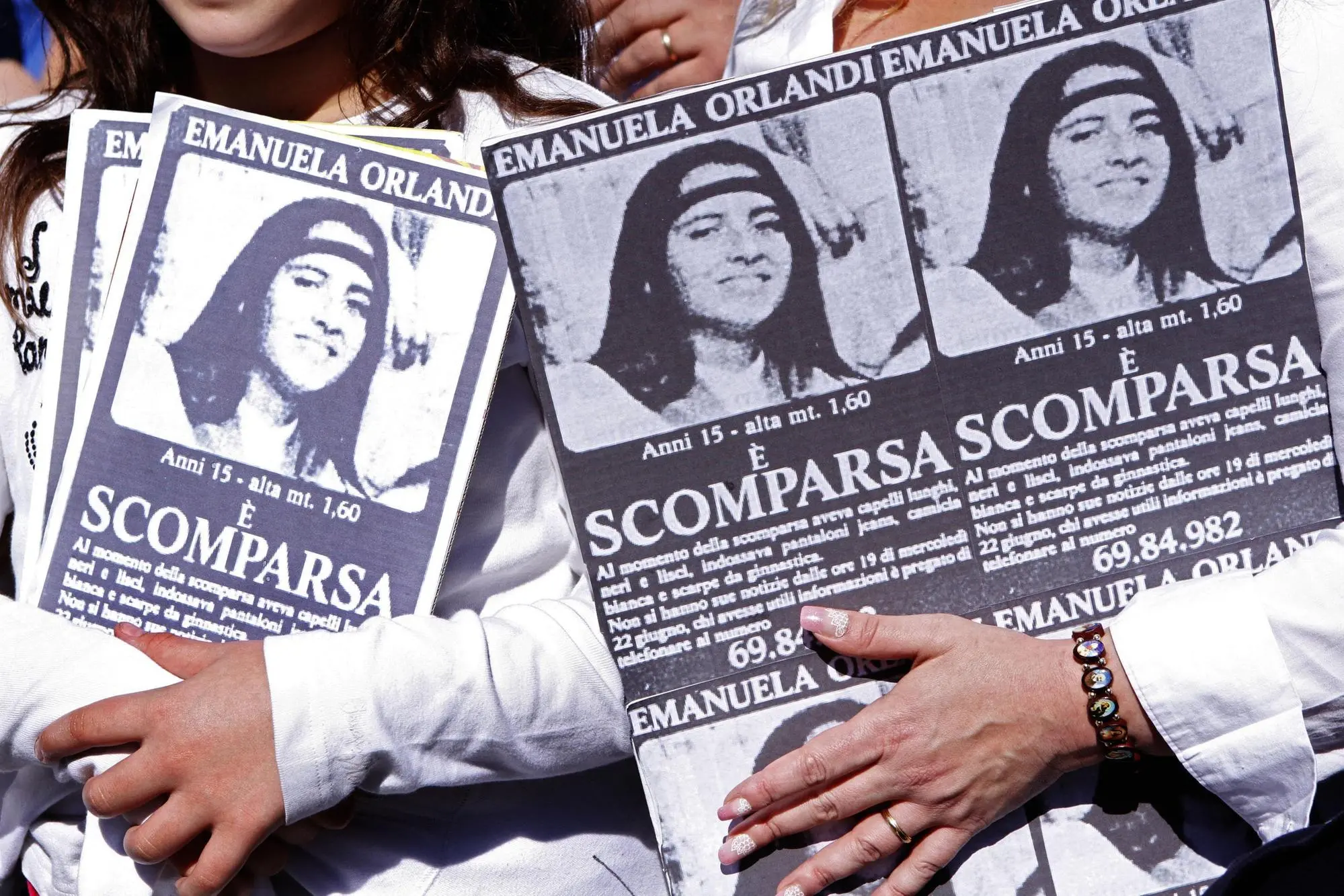 Alcune immagine di Emanuela Orlandi, in piazza del Campidoglio, durante la marcia che giungera' a San Pietro il 27 maggio 2012. ANSA/SERENA CREMASCHI