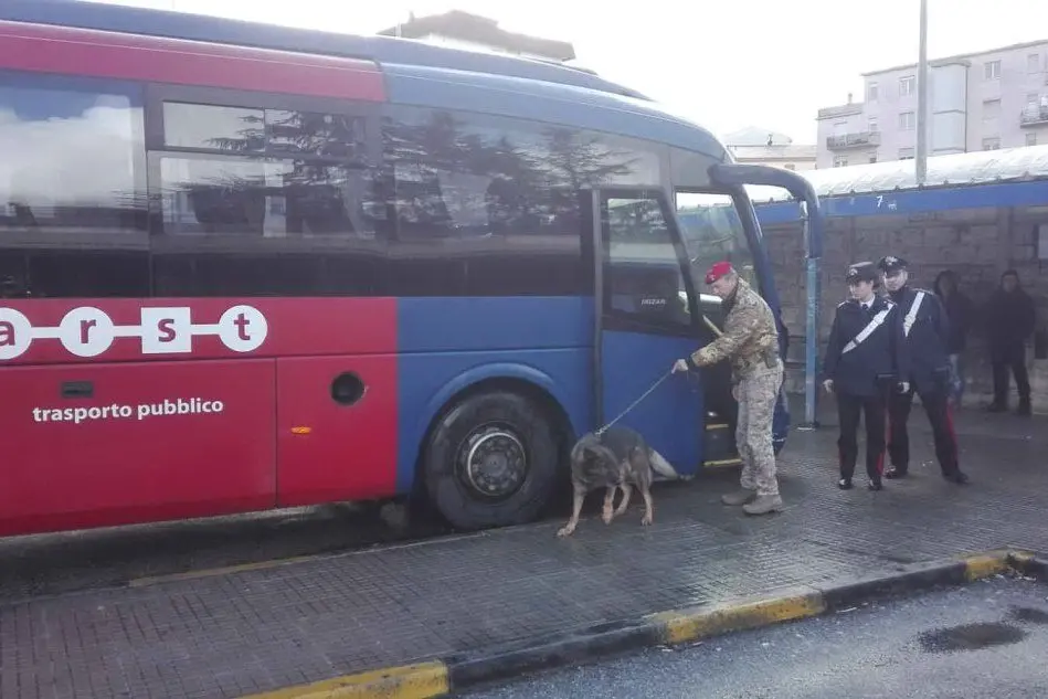 Controlli in una corriera dell'Arst (foto Antonio Serreli)