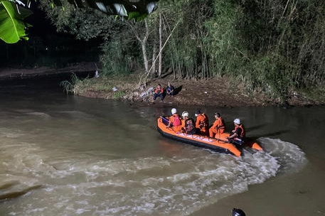 Gita sul fiume finisce in tragedia: 11 ragazzini muoiono annegati