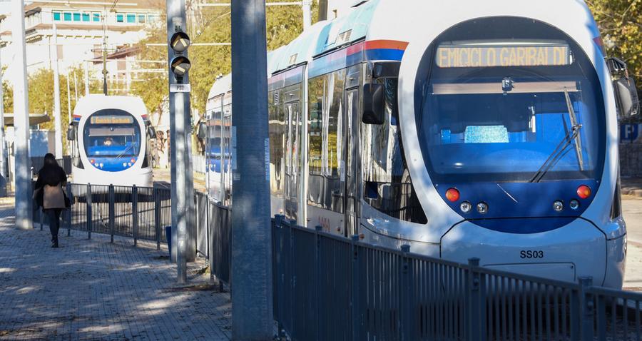 Pietre sul tram: incrinati due vetri