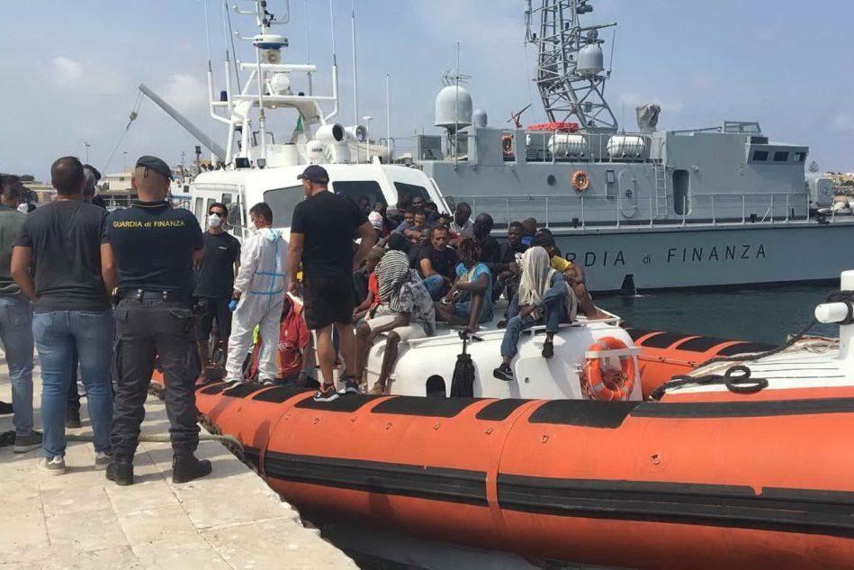 Naufragio al largo di Lampedusa, 149 migranti in salvo. Recuperati alcuni cadaveri