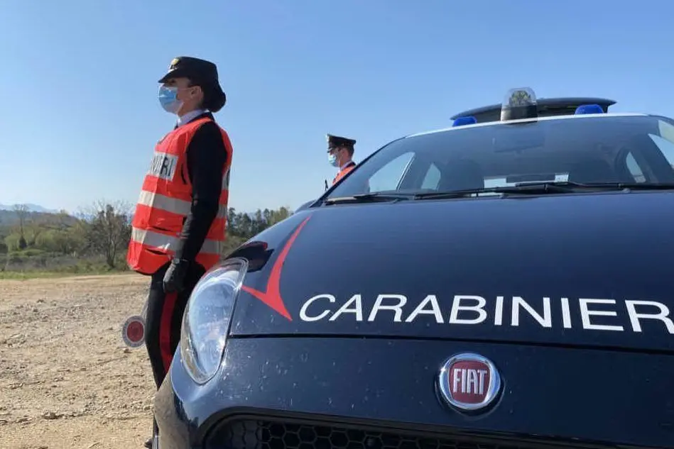 Un controllo dei carabinieri (L'Unione Sarda - foto Serreli)