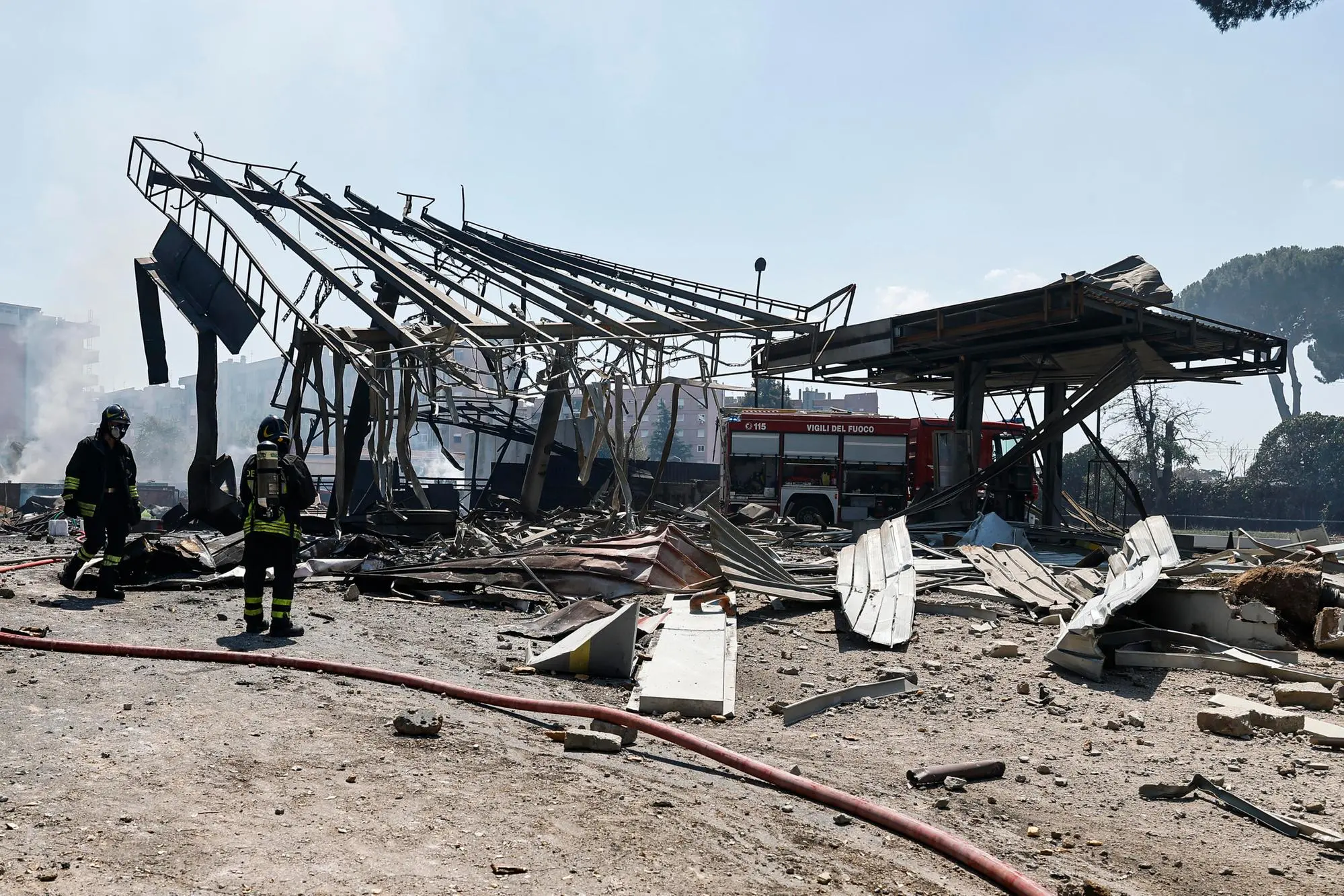 Vigili del Fuoco a lavoro per l’esplosione con incendio in un distributore di benzina in via dei Gordiani, Roma, 04 luglio 2025. ANSA/ANGELO CARCONI