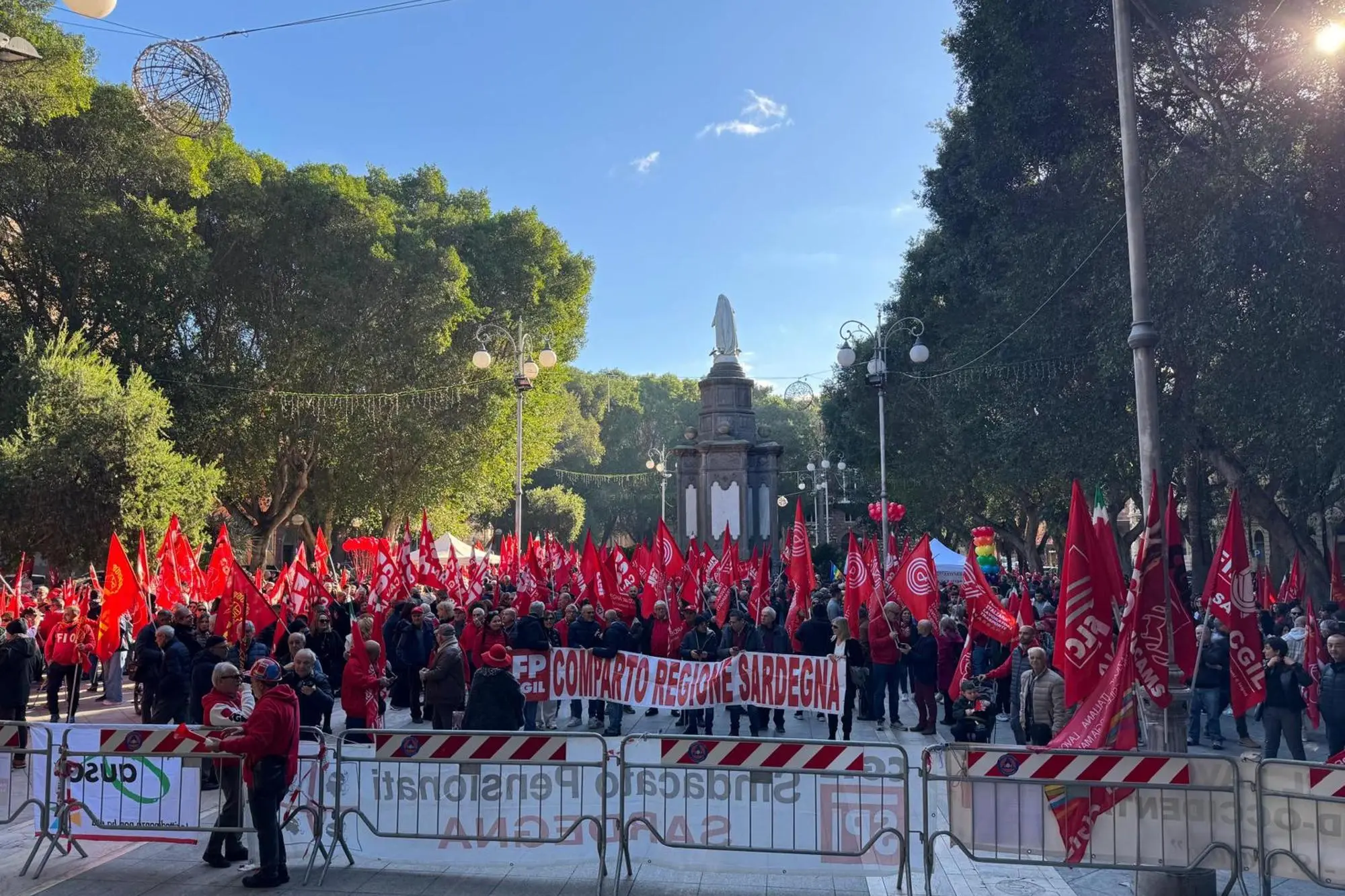 Cagliari, il corteo per lo sciopero generale della Cgil contro la manovra del governo (Ansa-Ambu)