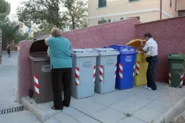 Cassonetti per la raccolta differenziata a Carbonia