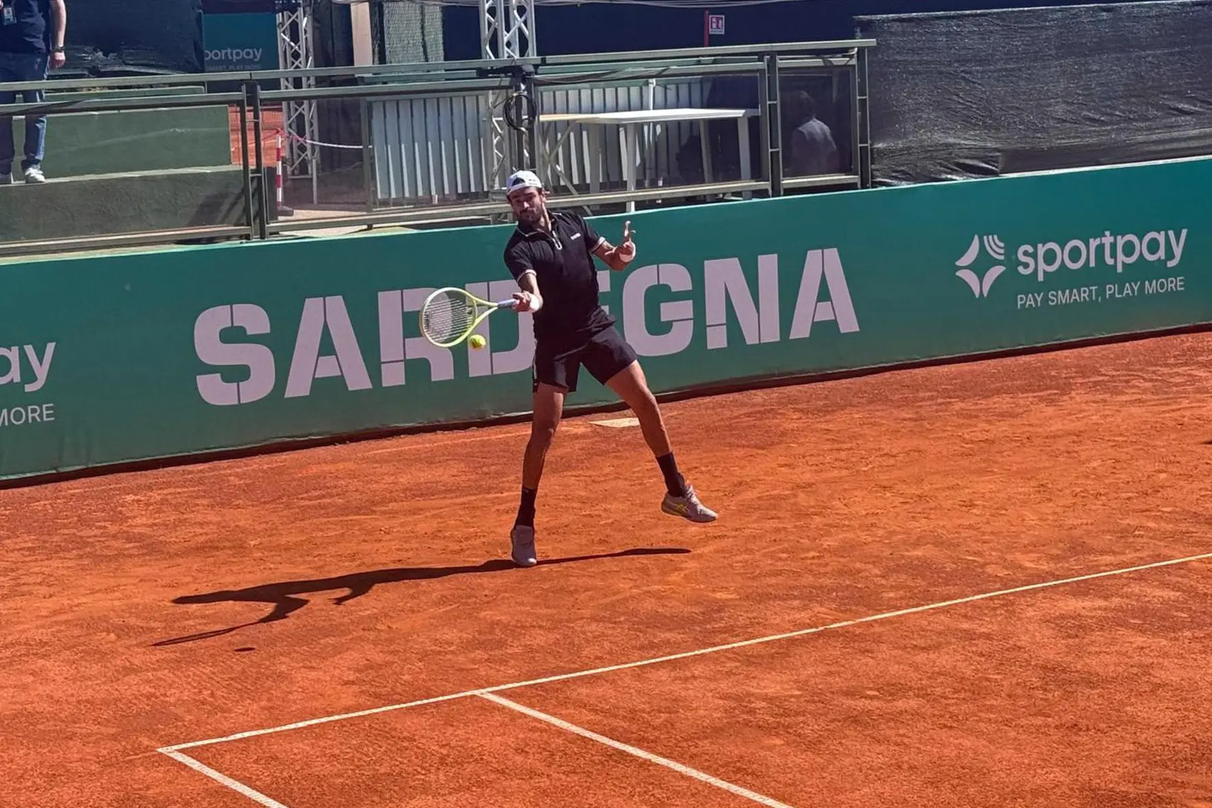 Primo allenamento per Matteo Berrettini a Cagliari per il Sardegna Open di tennis (Ansa)