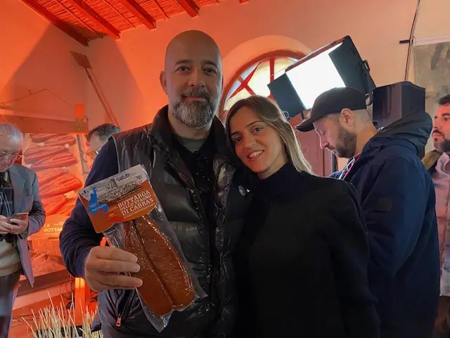 Cristian Carboni, con la moglie Silvia Fenu, che si è aggiudicato la bottarga da mezzo chilo (foto Pinna)