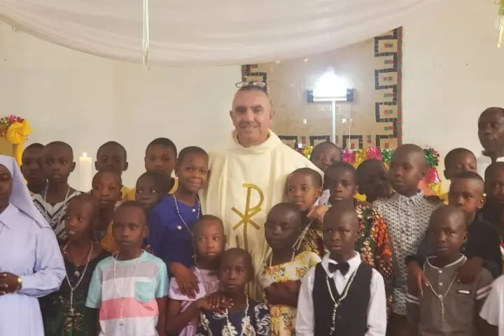 Don Carlo Rotondo in Tanzania (foto Serreli)