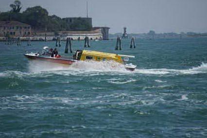Tragedia a Venezia, barca urta una briccola: morta una 12enne