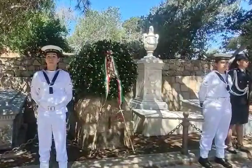 Caprera, tomba di Garibaldi con picchetto (foto Ronchi)