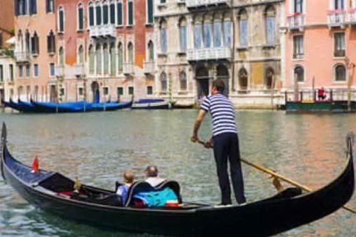 Venezia, occhi incollati allo smartphone: il gondoliere è desolato