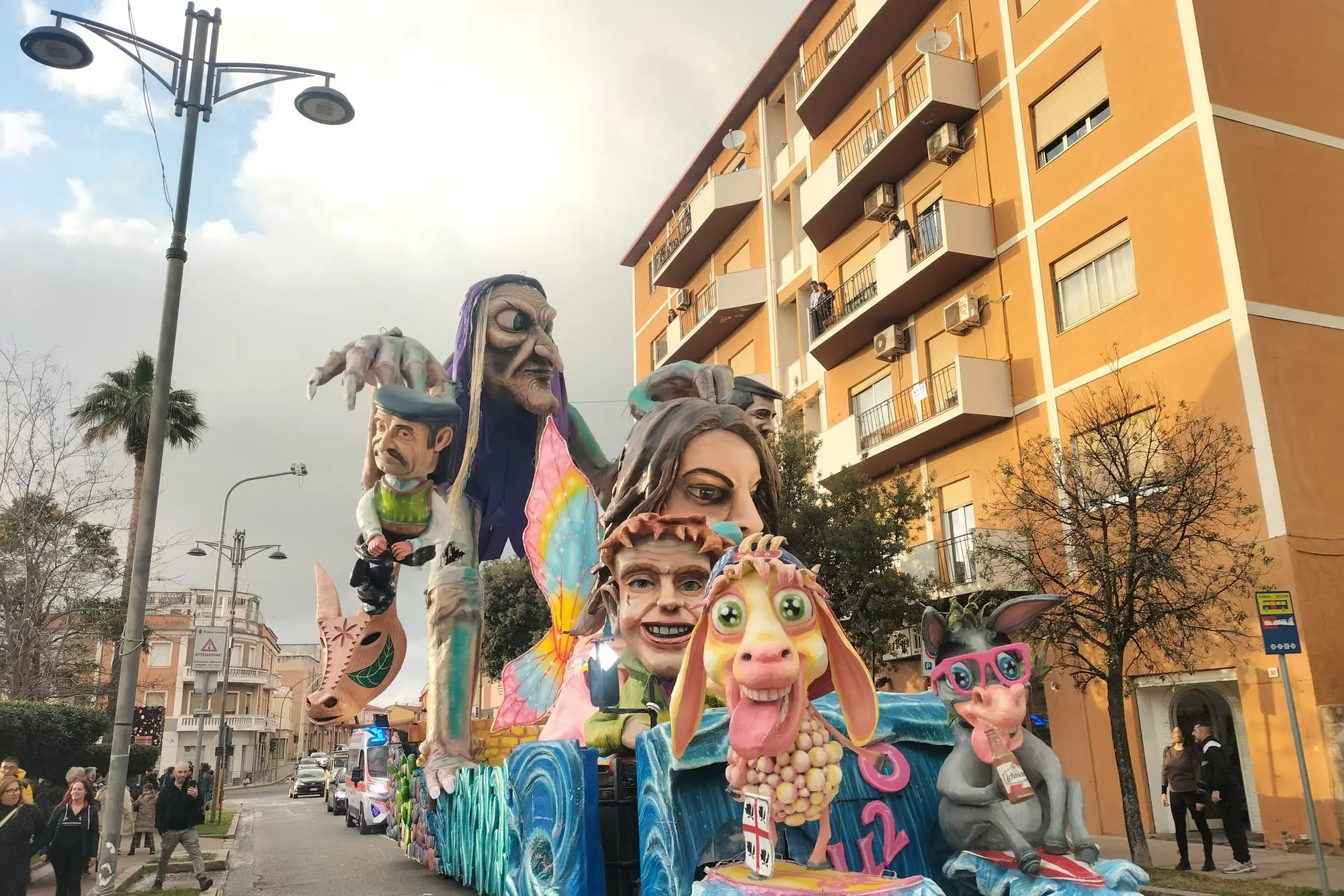 Un carro allegorico della sfilata. (foto Scano)