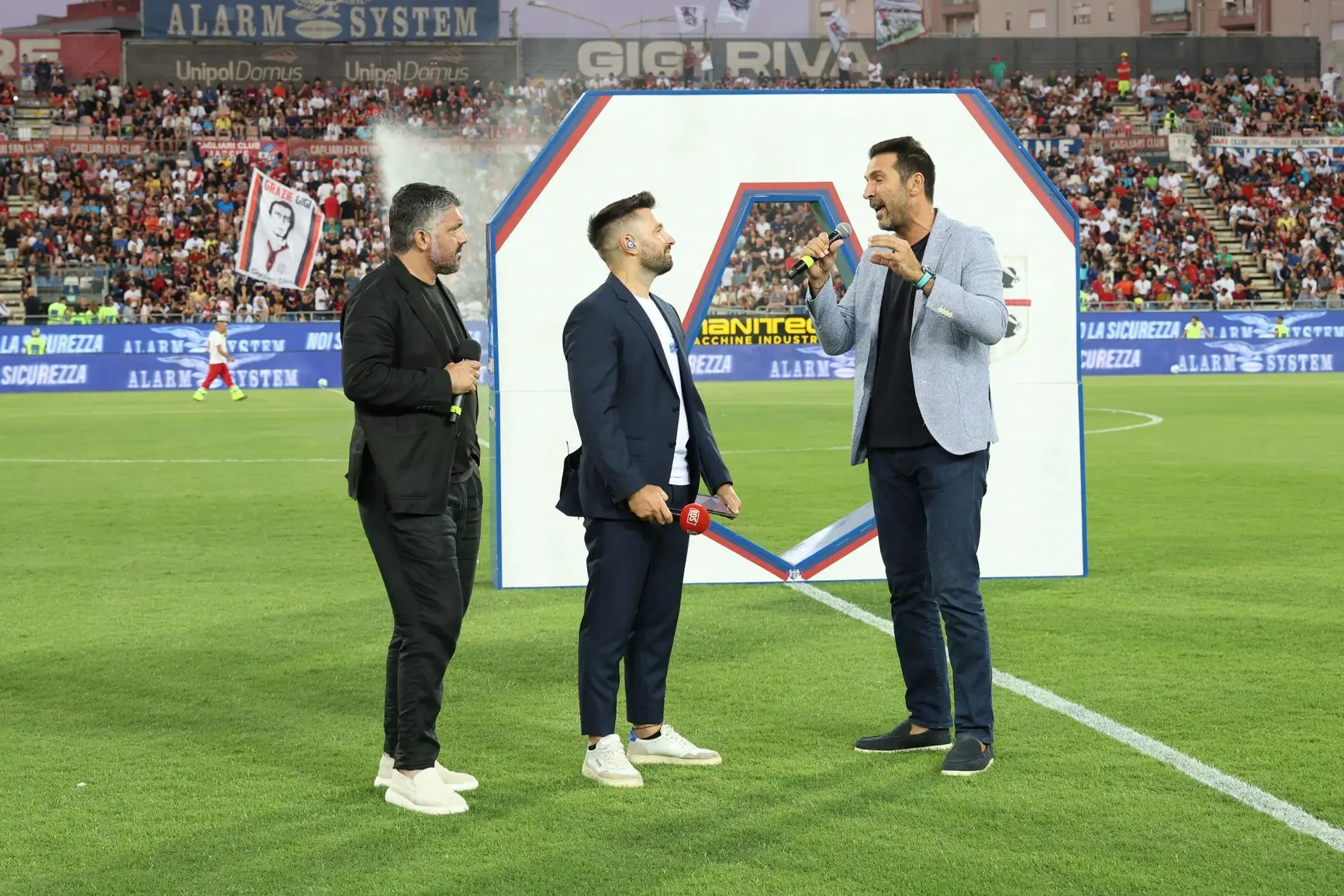 Gennaro Gattuso e Gianluigi Buffon nel prepartita del Trofeo Gigi Riva, Cagliari-Saint Étienne (foto Fabio Murru)