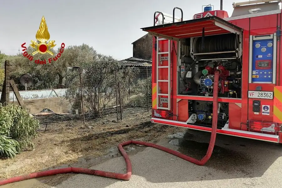 Il fuoco ha coinvolto vegetazione, mezzi e attrezzi agricoli