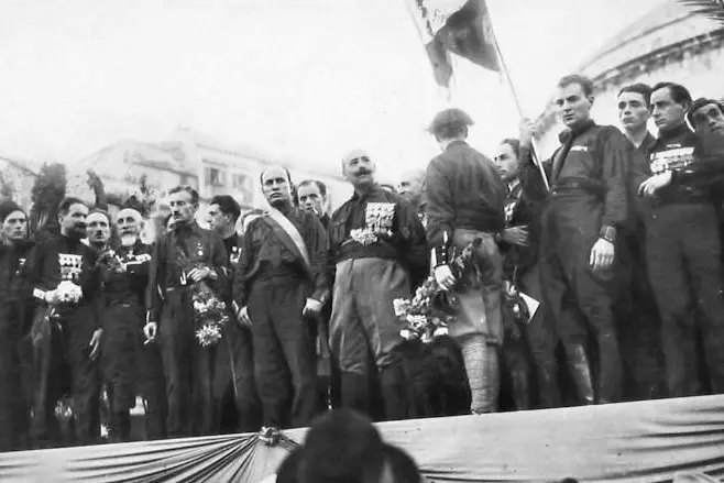 Un'adunata fascista durante il Ventennio (foto archivio L'Unione Sarda)