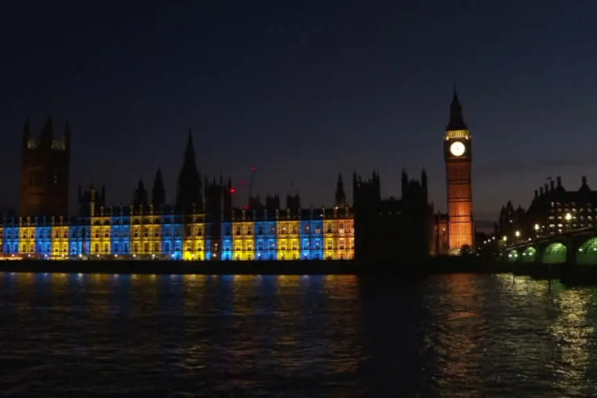 Londra e Parigi si illuminano con i colori dell'Ucraina