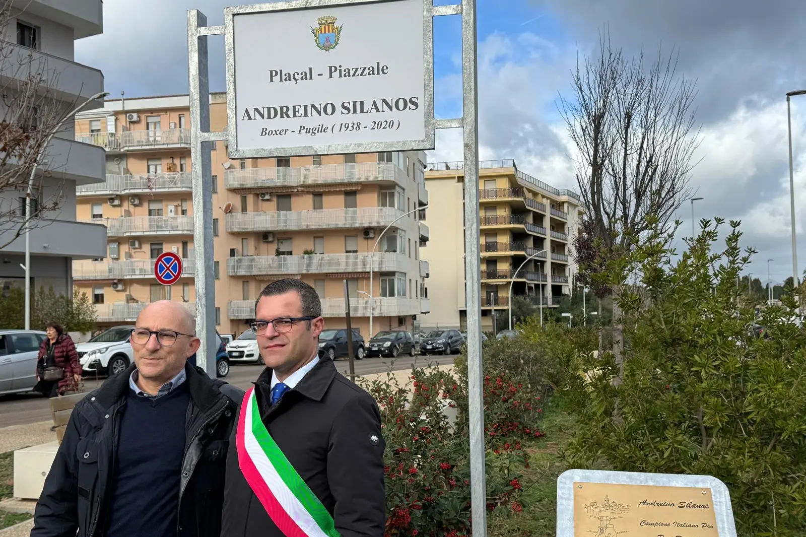 Il figlio di Andreino Silanos, Stefano, con il sindaco Raimondo Cacciotto (foto Fiori)