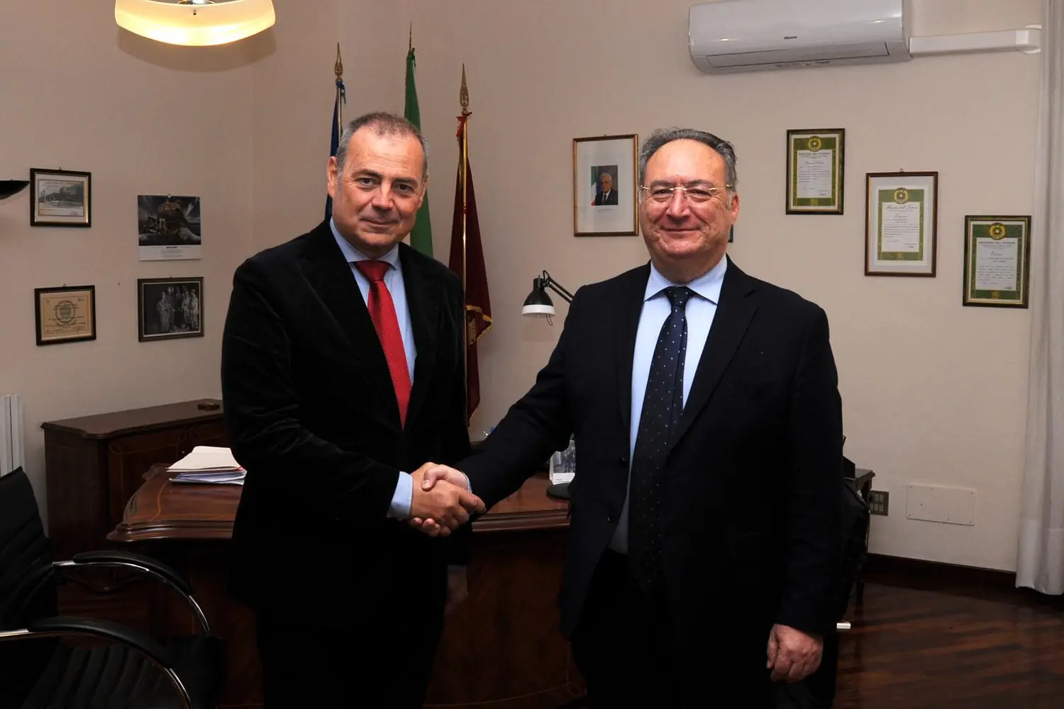 Giacinto Mattera (a sinistra) con il Questore di Nuoro Fortunato Marazzita