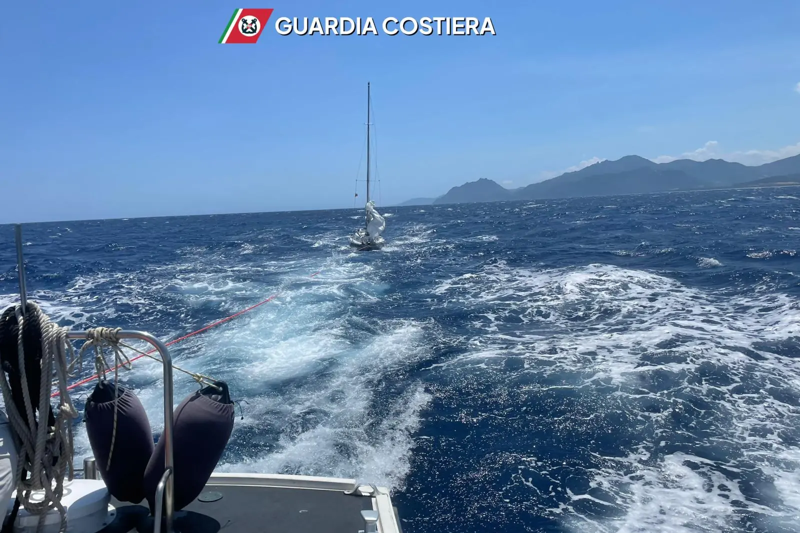 La barca a vela rimorchiata dalla motovedetta