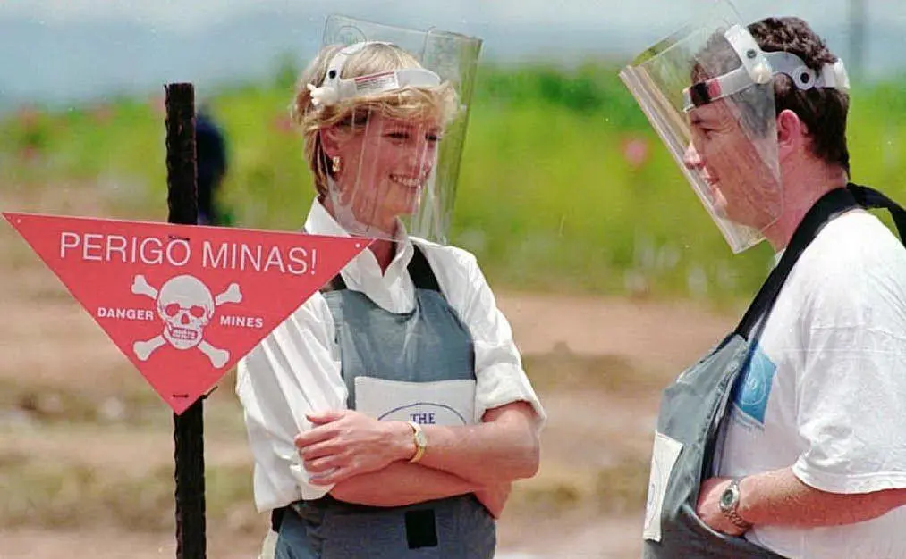 Finito l'amore con Carlo, per Diana inizia una nuova vita. Qui in Angola, durante una campagna antimine