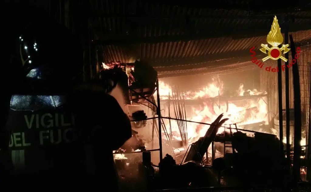 Uno dei depositi in fiamme a Capoterra