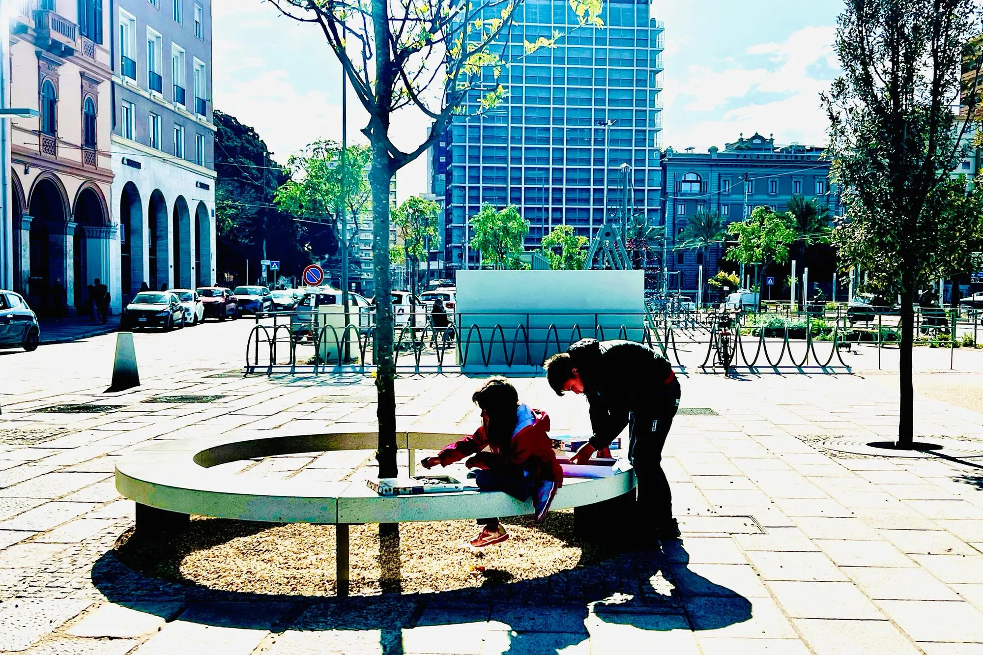 Due bambini giocano nello spazio di via Roma