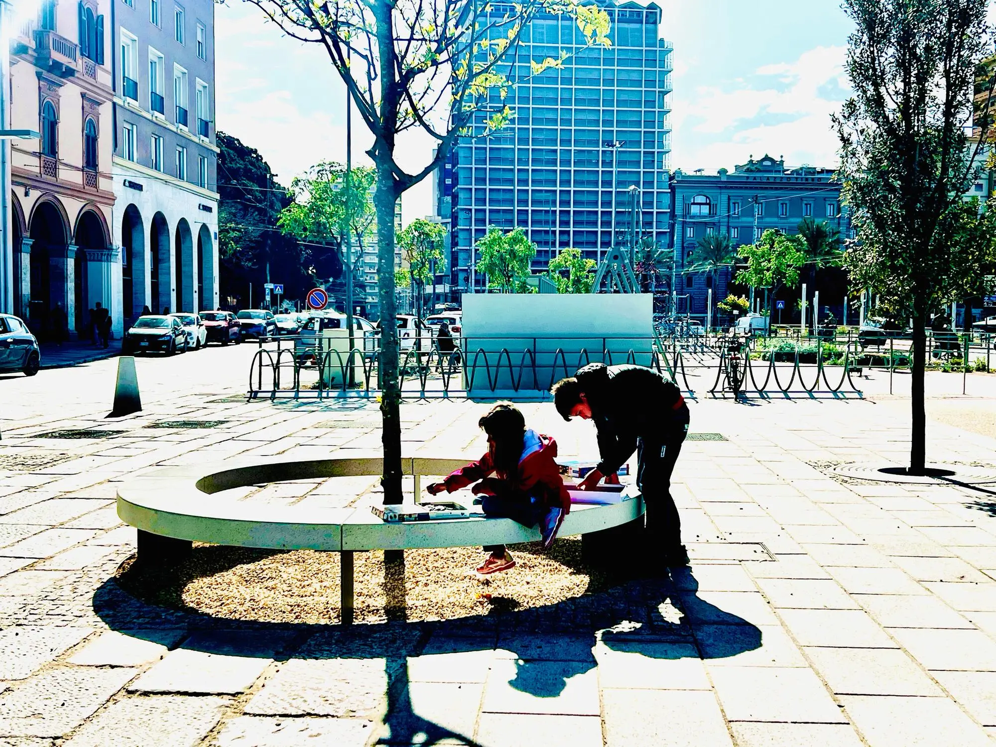 Due bambini giocano nello spazio di via Roma