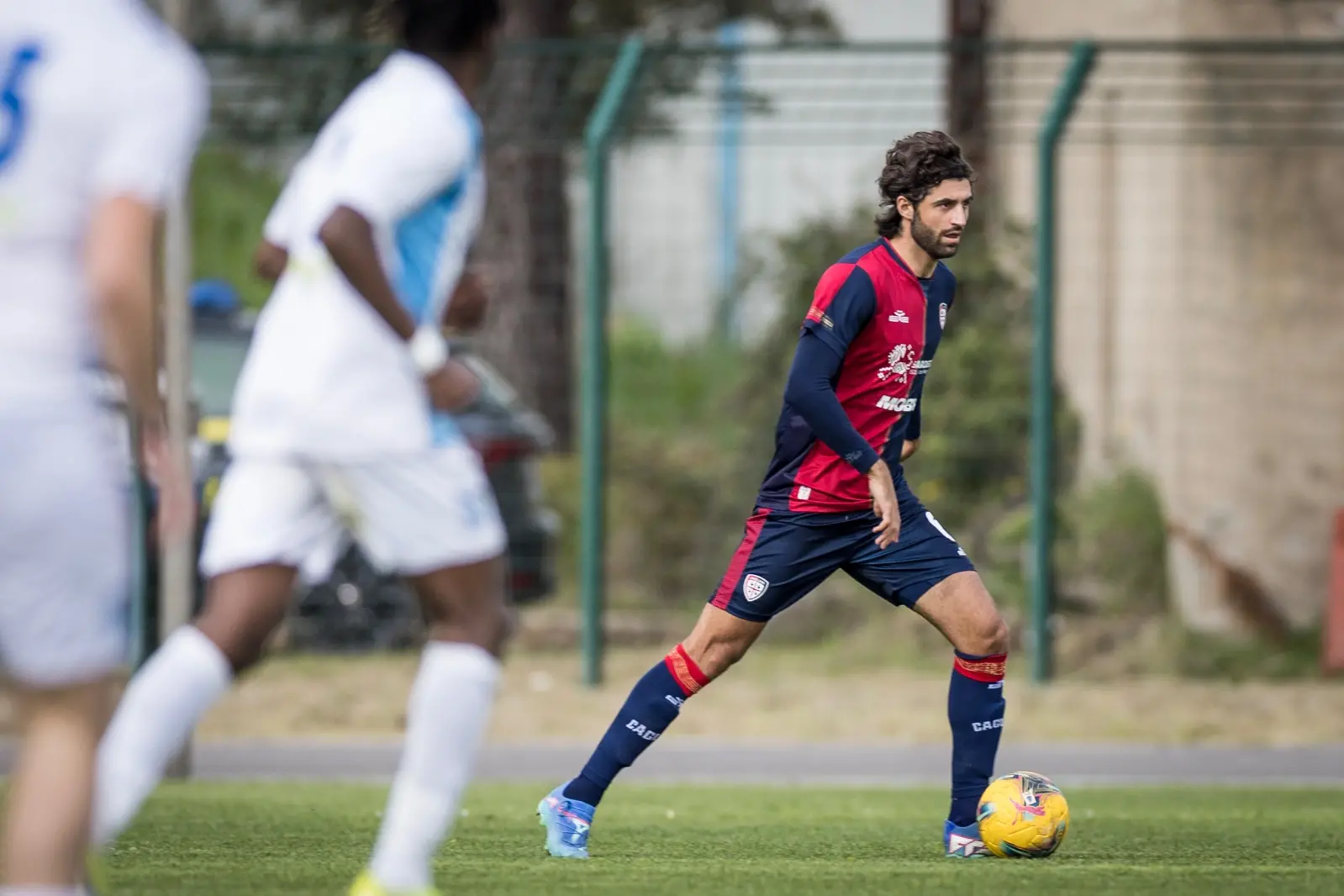 Sebastiano Luperto in azione nell'amichevole contro la Macomerese (foto Cagliari Calcio)