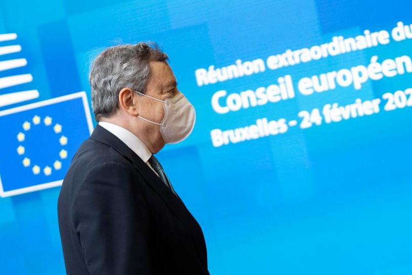 L'arrivo di Draghi al Consiglio europeo straordinario (Ansa)