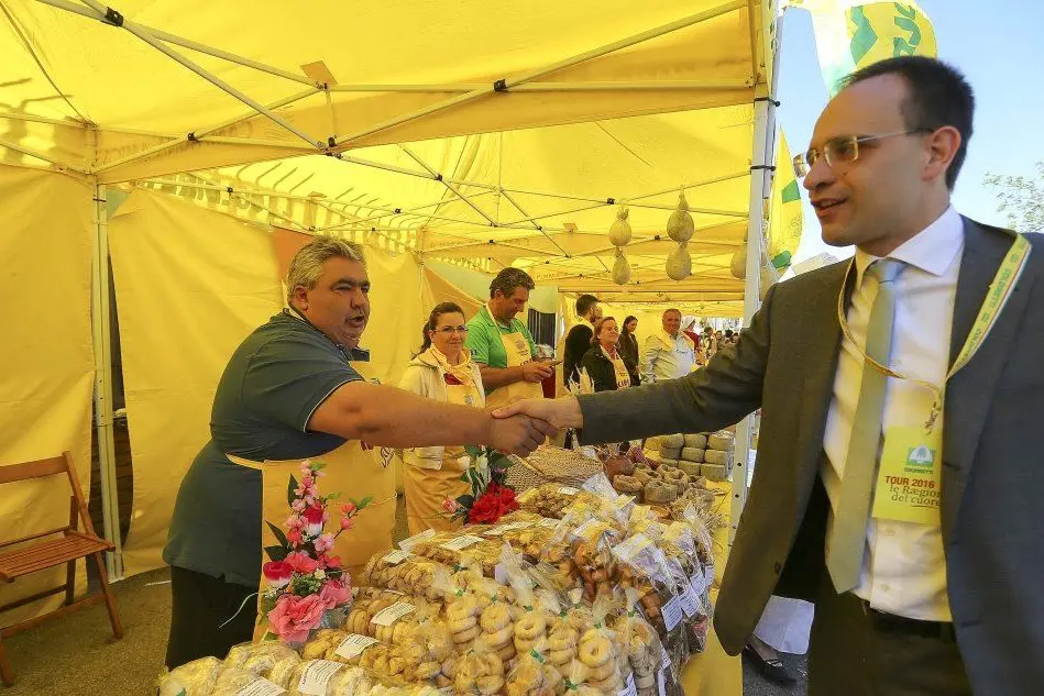 Il presidente di Coldiretti, Roberto Moncalvo, in un mercato di Campagna Amica