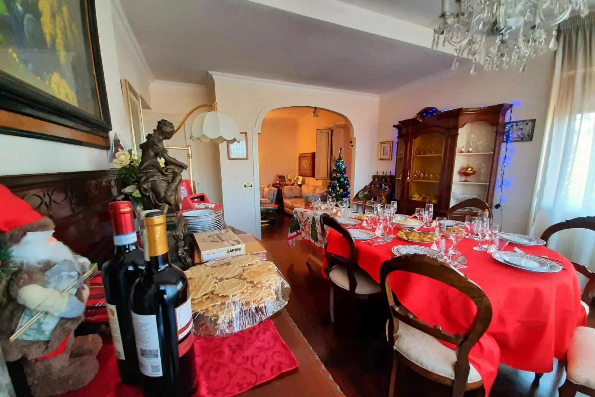 Una tavola pronta per festeggiare il Natale (foto Ansa)