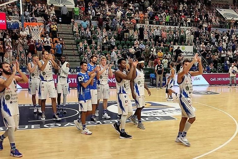 La Dinamo vince nel finale contro Pesaro 75-73