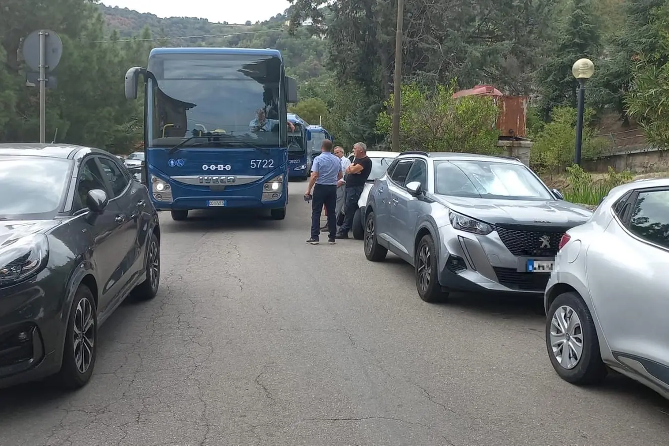 Pullman Arst bloccato dalle auto in sosta (foto Cama)