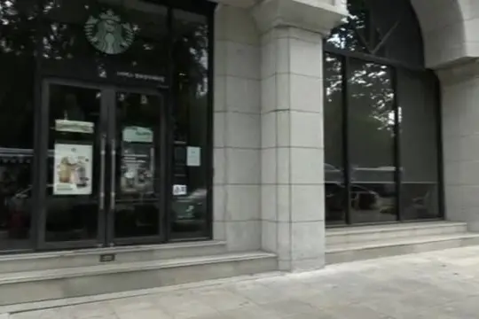 Sudcorea, Starbucks chiusi 15-22 dopo la gaffe sui bicchieri "Tank"