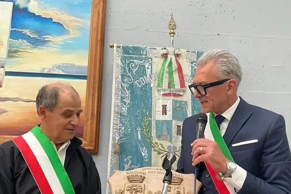 Il sindaco Anedda con il primo cittadino di Bovolone (foto Serreli)