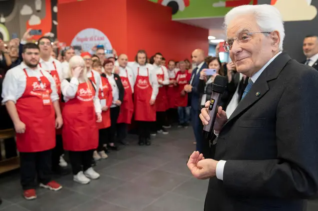 Mattarella con i ragazzi di PizzAut (Ansa)
