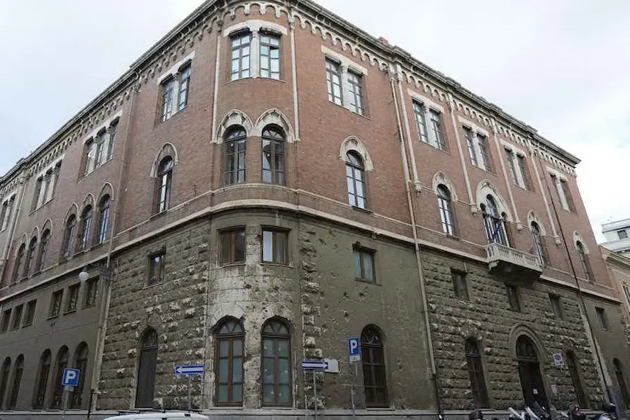 Un'immagine della storica facciata della scuola