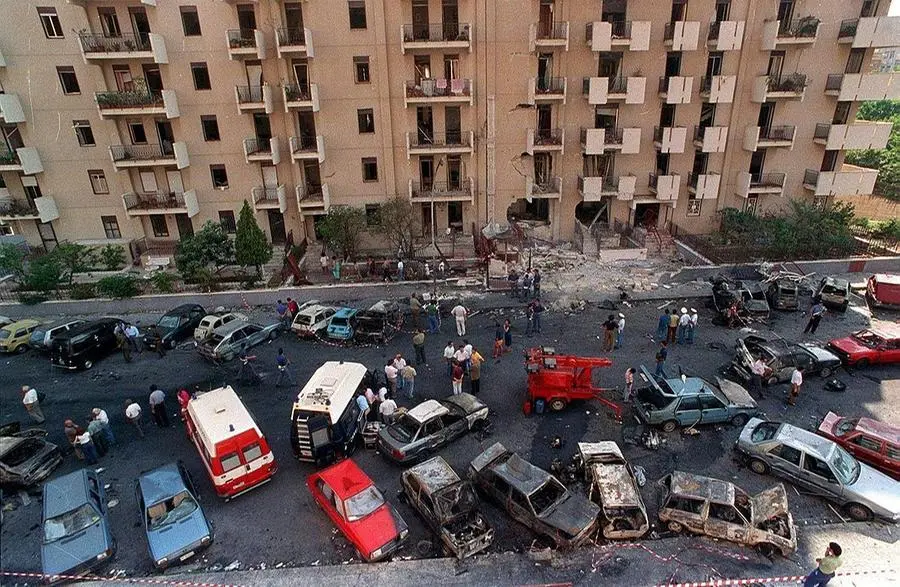 Via D'Amelio dopo l'attentato (foto archivio L'Unione Sarda)