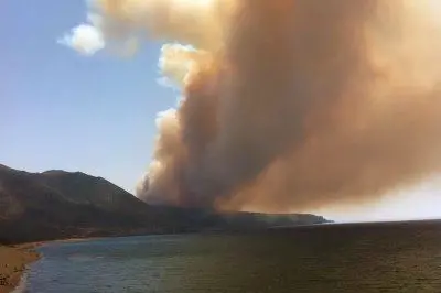 Uno degli incedi che stanno devastando la costa occidentale (foto Federico Piras, da Facebook)