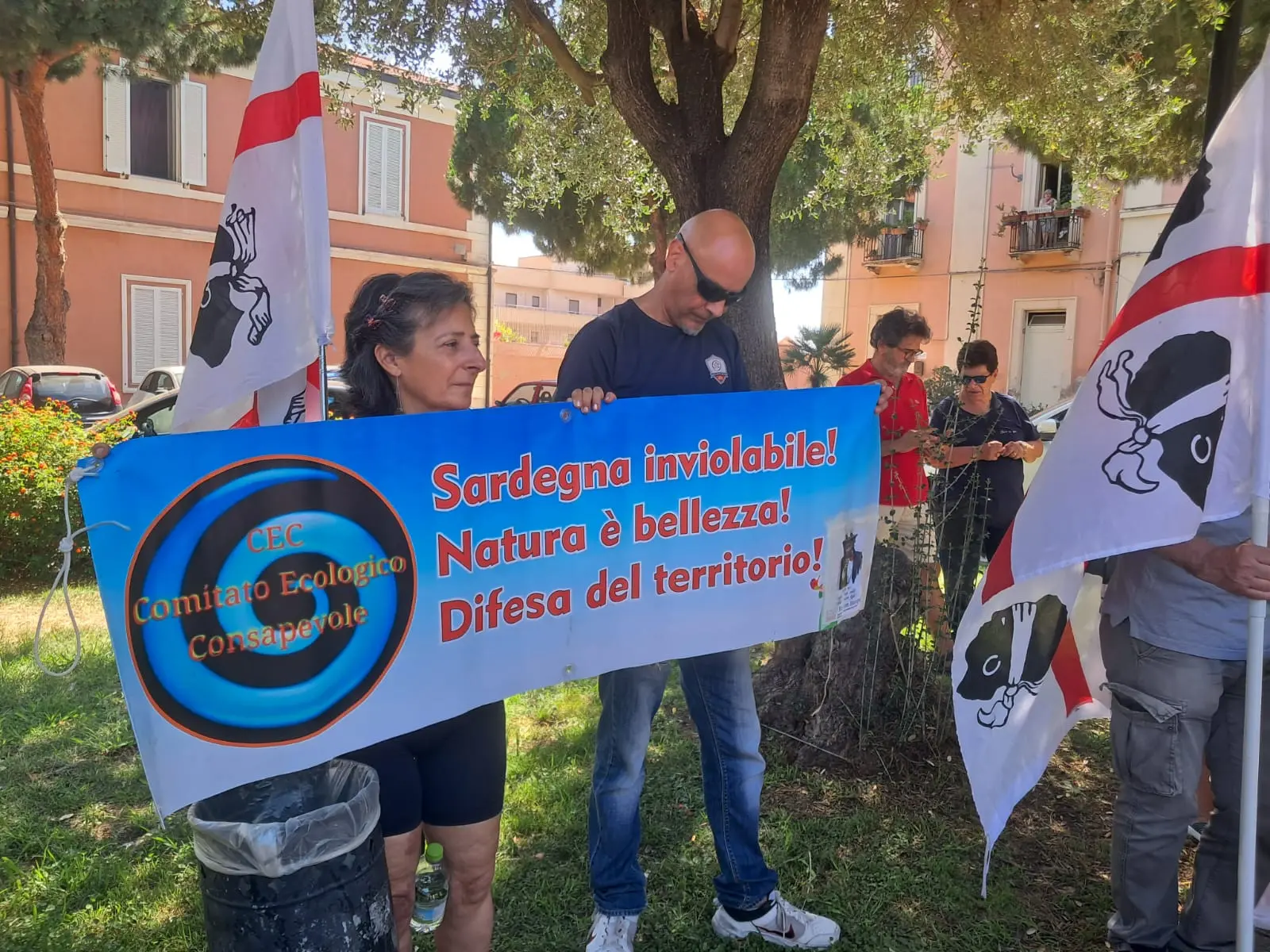Uno degli striscioni esposti durante la manifestazione contro il fotovoltaico a Sant'Elia (foto Carta)