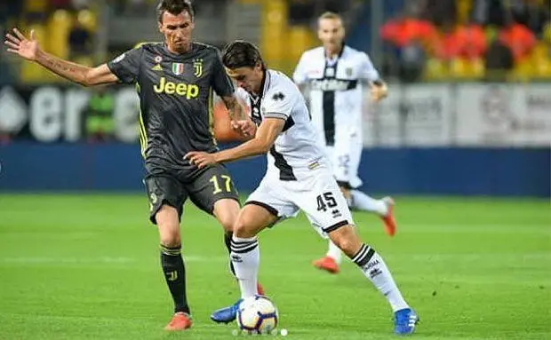 Un duello tra Mario Mandzukic e Roberto Inglese durante Parma-Juventus (foto da Instagram)