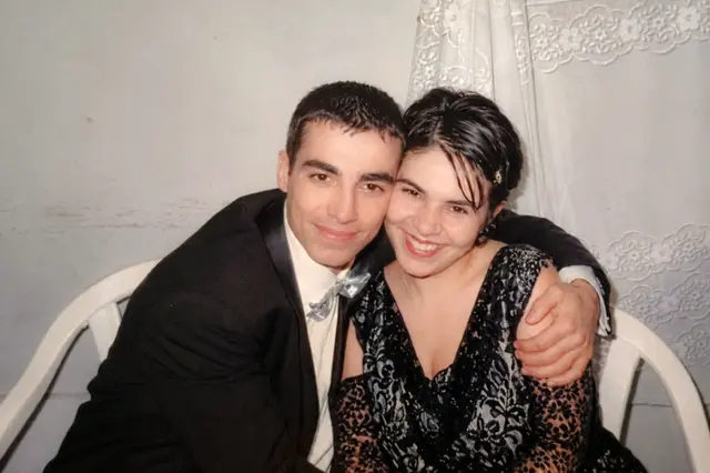 Giacomo Contu assieme a Michela Murgia tanti anni fa a Cabras durante una festa (foto concessa)