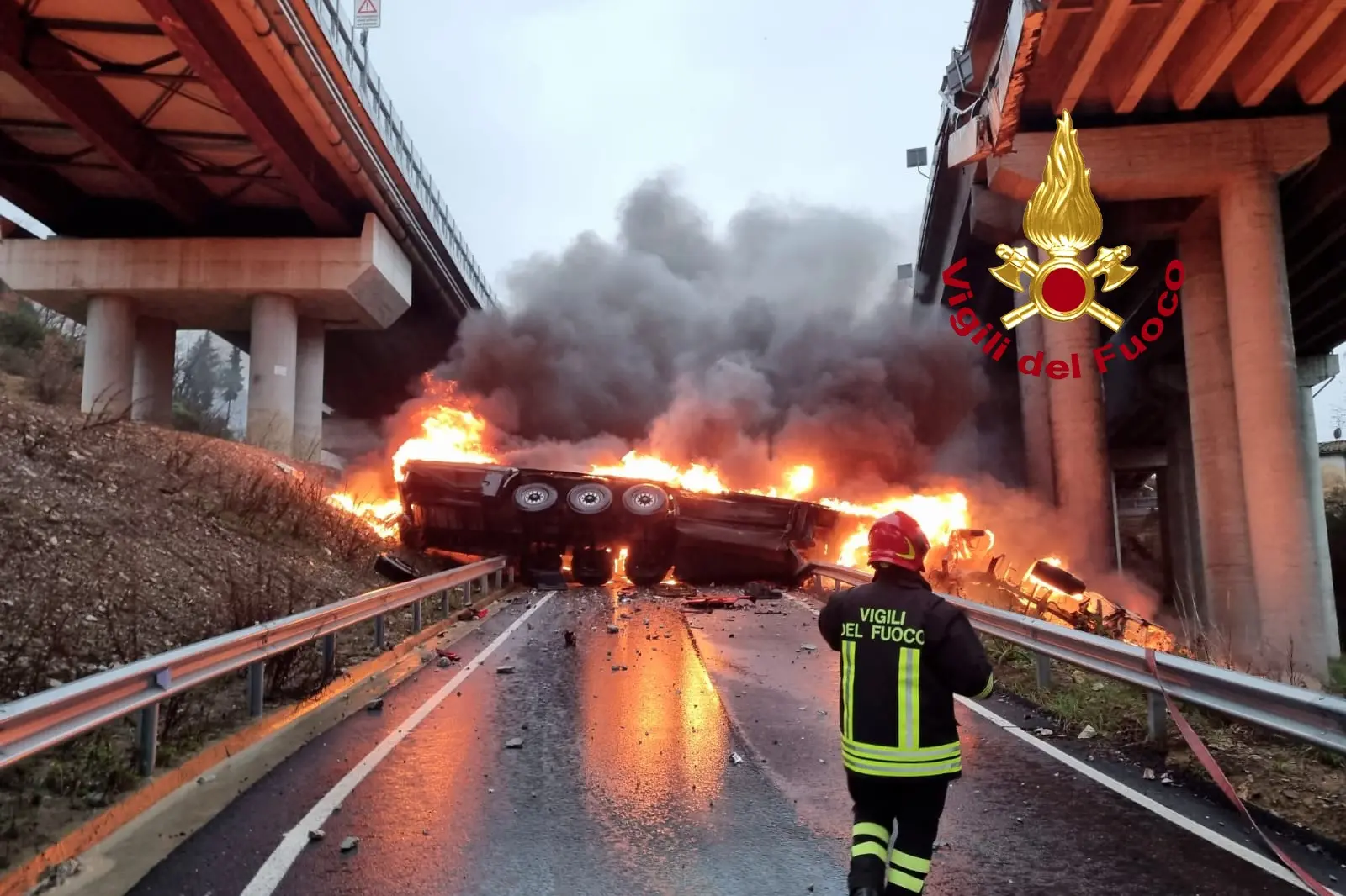 Il camion in fiamme (foto Vigili del fuoco)